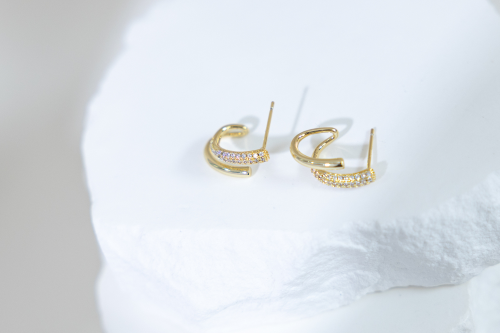 귀걸이 彎曲U字型小鋯石耳環 / 金色