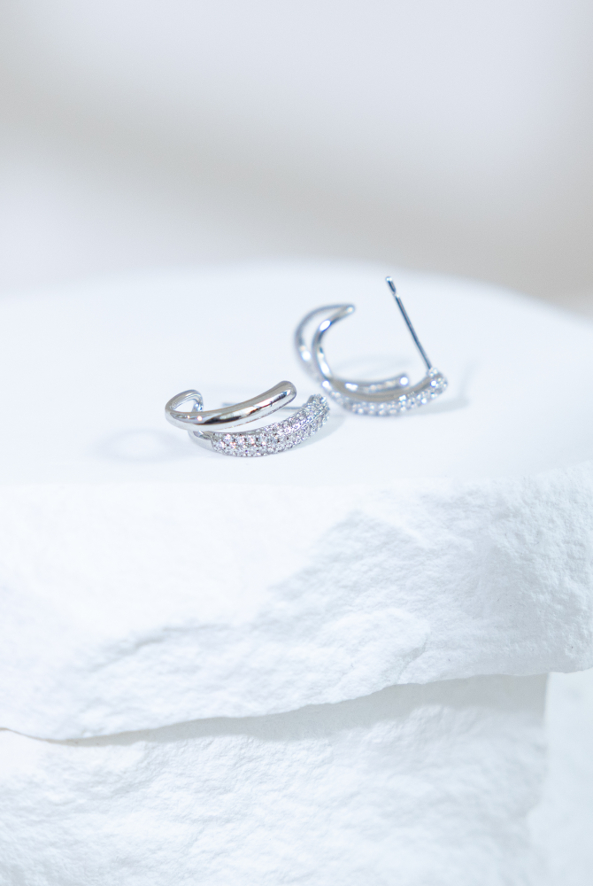 귀걸이 彎曲U字型小鋯石耳環 / 銀色