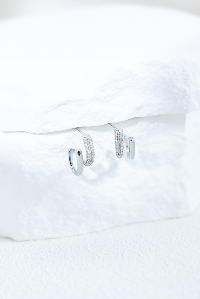 귀걸이 彎曲U字型小鋯石耳環 / 銀色