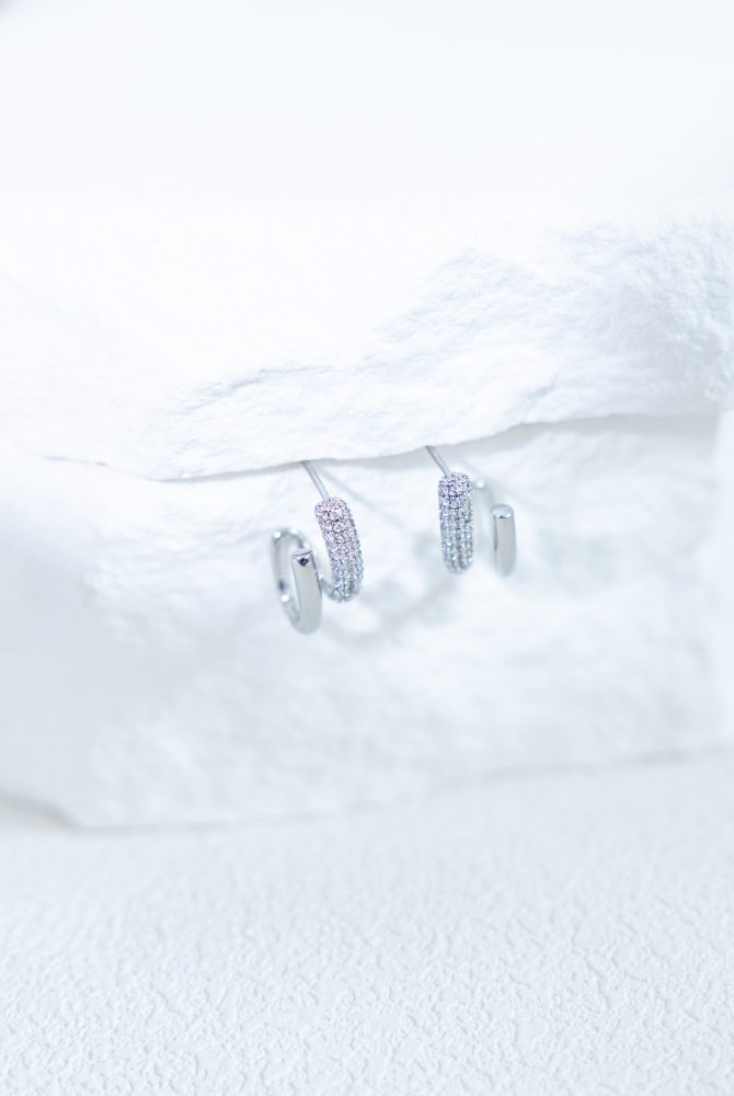 귀걸이 彎曲U字型小鋯石耳環 / 銀色