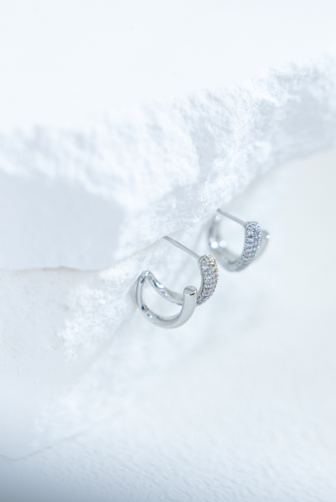 귀걸이 彎曲U字型小鋯石耳環 / 銀色