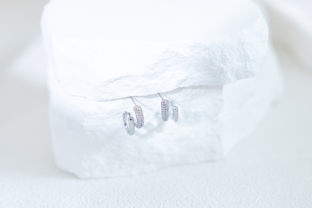 귀걸이 彎曲U字型小鋯石耳環 / 銀色