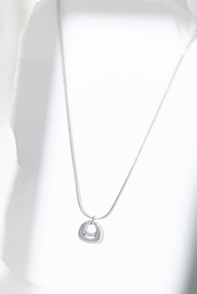 목걸이 鈴環項鍊 中空不規則吊墜/ 銀色