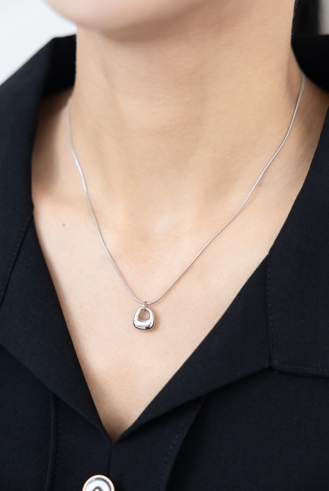 목걸이 鈴環項鍊 中空不規則吊墜/ 銀色