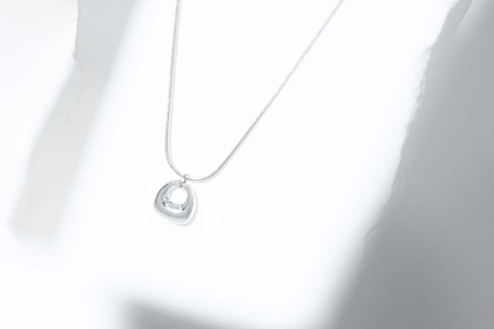 목걸이 鈴環項鍊 中空不規則吊墜/ 銀色