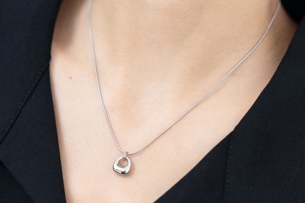 목걸이 鈴環項鍊 中空不規則吊墜/ 銀色