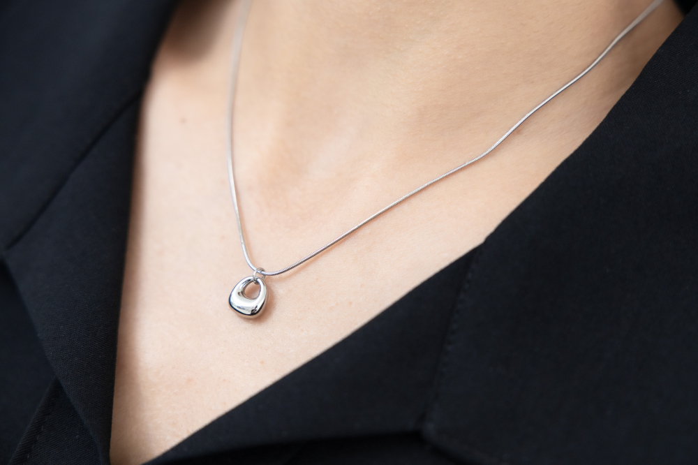 목걸이 鈴環項鍊 中空不規則吊墜/ 銀色