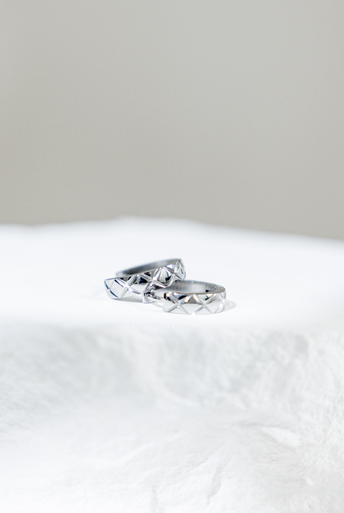 귀걸이 格紋圈圈耳環 立體車線壓紋 / 銀色