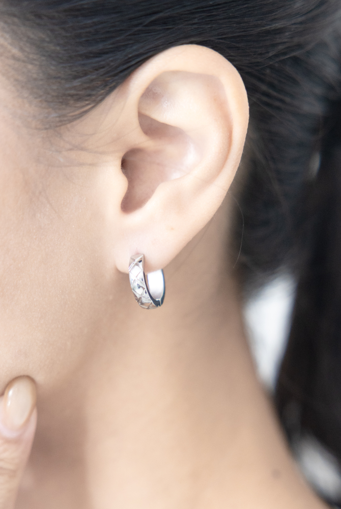 귀걸이 格紋圈圈耳環 立體車線壓紋 / 銀色