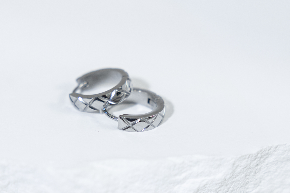 귀걸이 格紋圈圈耳環 立體車線壓紋 / 銀色