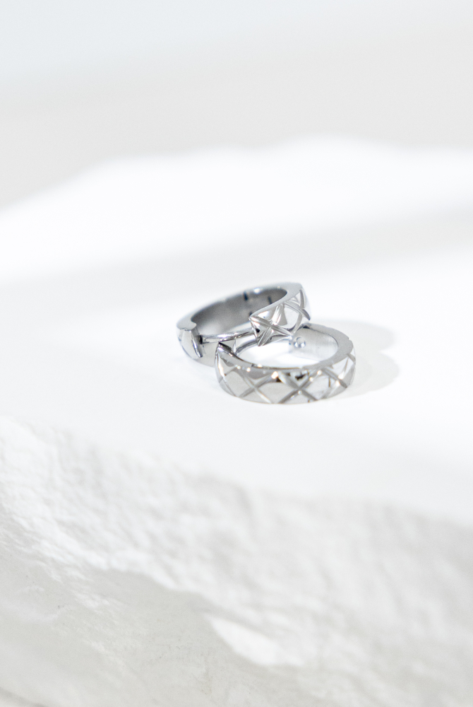 귀걸이 格紋圈圈耳環 立體車線壓紋 / 銀色