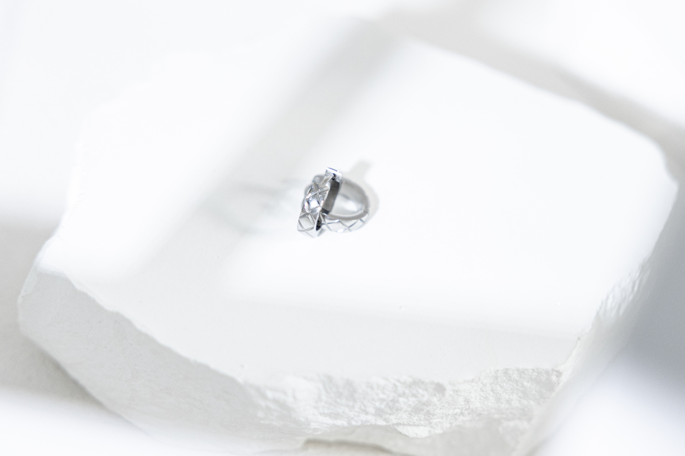 귀걸이 格紋圈圈耳環 立體車線壓紋 / 銀色