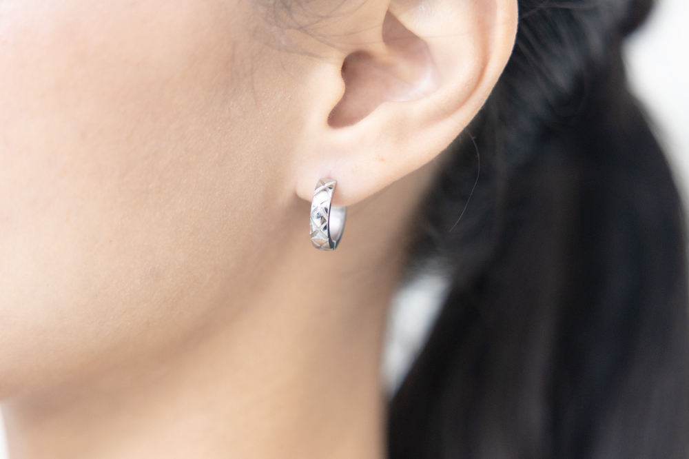 귀걸이 格紋圈圈耳環 立體車線壓紋 / 銀色