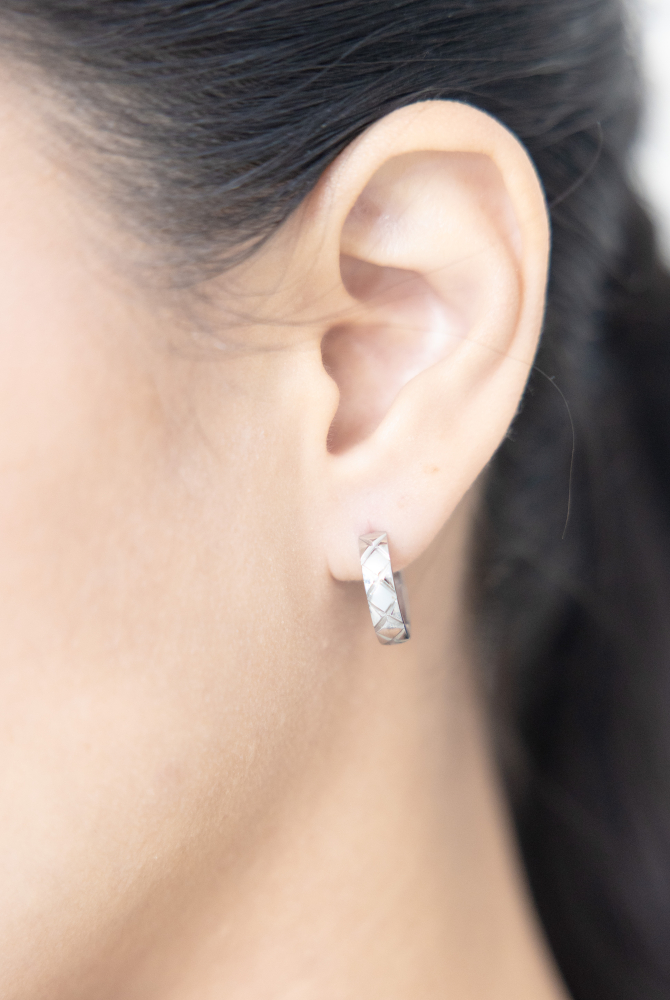 귀걸이 格紋圈圈耳環 立體車線壓紋 / 銀色