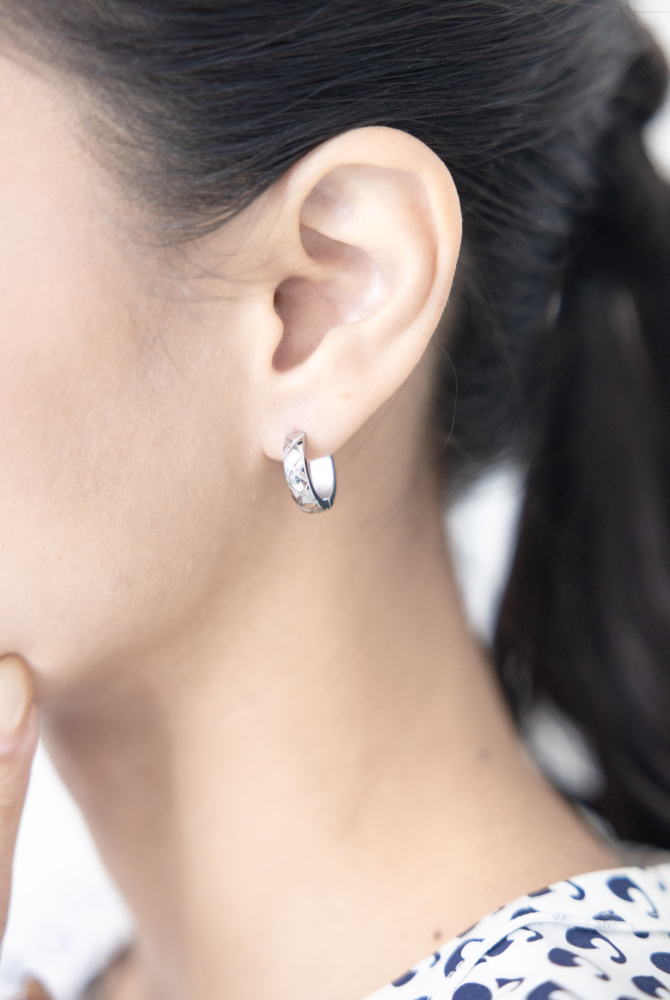 귀걸이 格紋圈圈耳環 立體車線壓紋 / 銀色