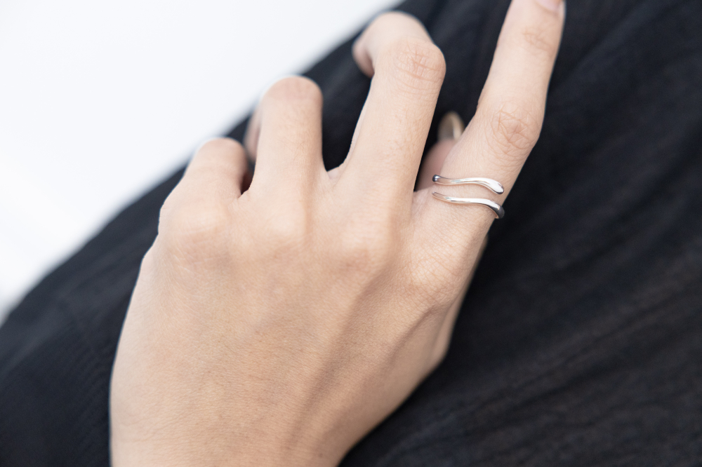 반지   波浪扭結開口戒 可調   / 銀色