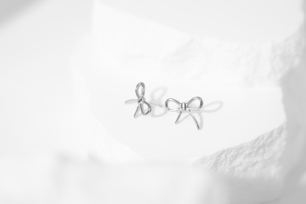 귀걸이 細蝴蝶結耳環 / 銀色