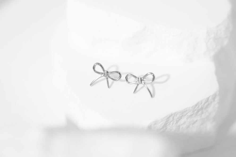 귀걸이 細蝴蝶結耳環 / 銀色