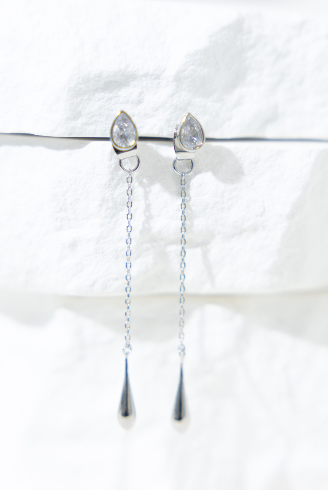 귀걸이  淚滴垂墜耳環  / 銀色