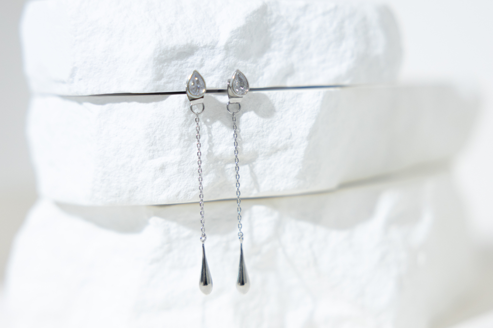 귀걸이  淚滴垂墜耳環  / 銀色