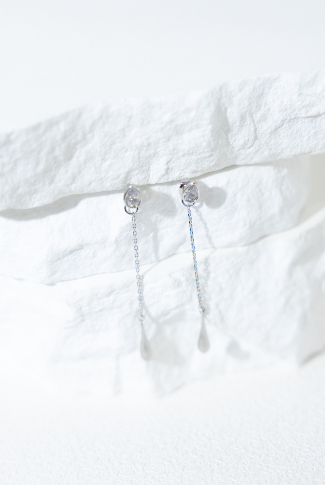 귀걸이  淚滴垂墜耳環  / 銀色