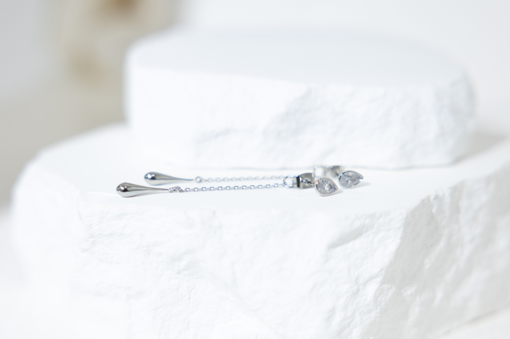 귀걸이  淚滴垂墜耳環  / 銀色