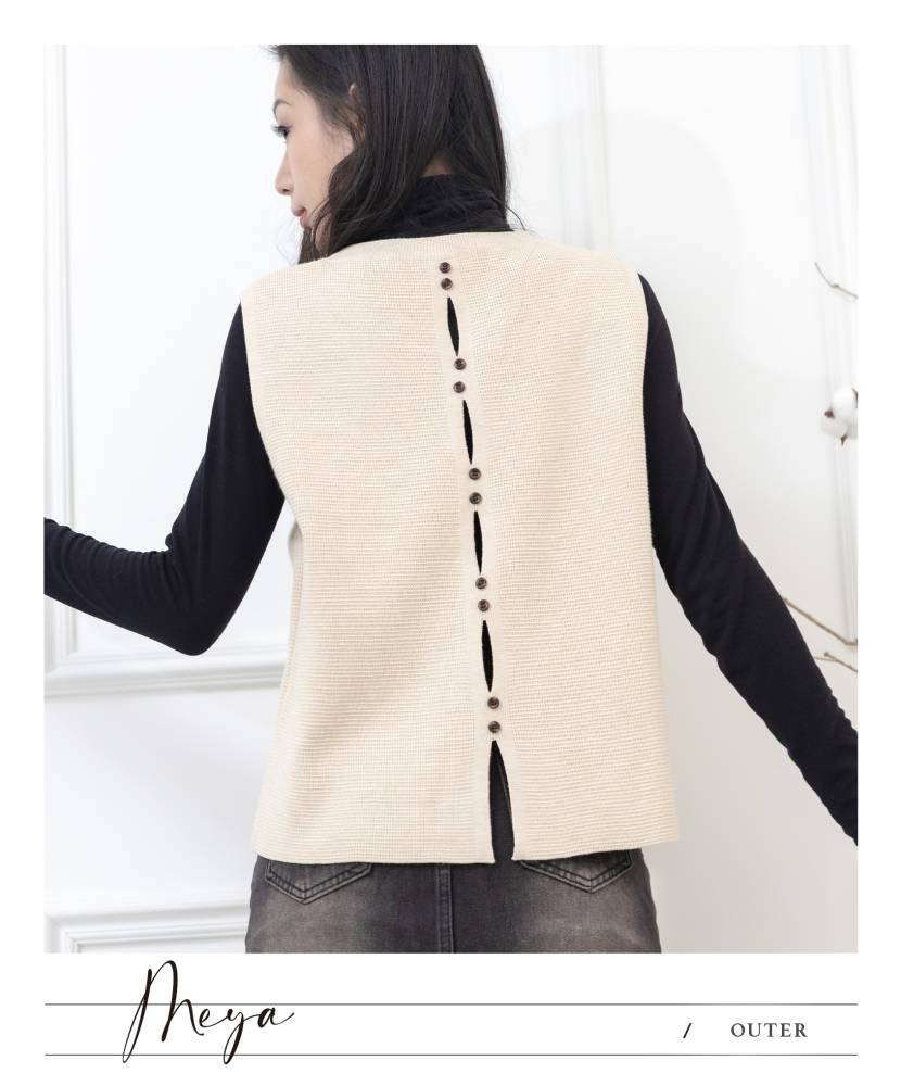 반팔圓領背心 背面假排釦造型開洞設計 / 米色