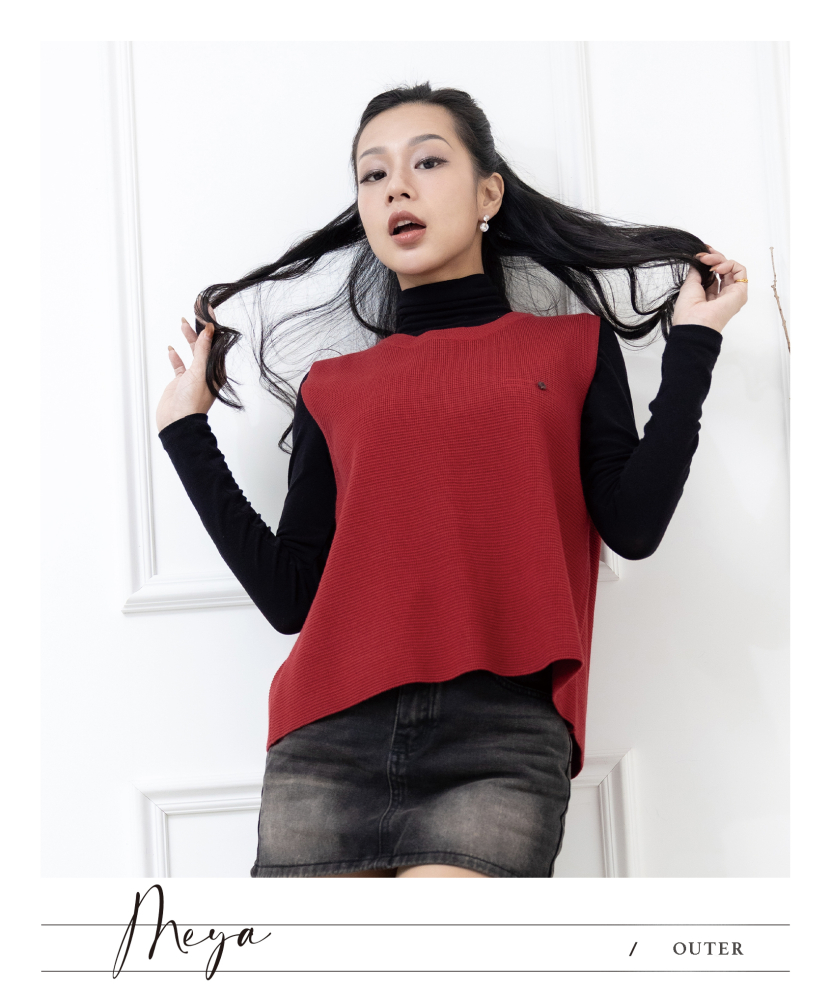 반팔圓領背心 背面假排釦造型開洞設計 / 紅色