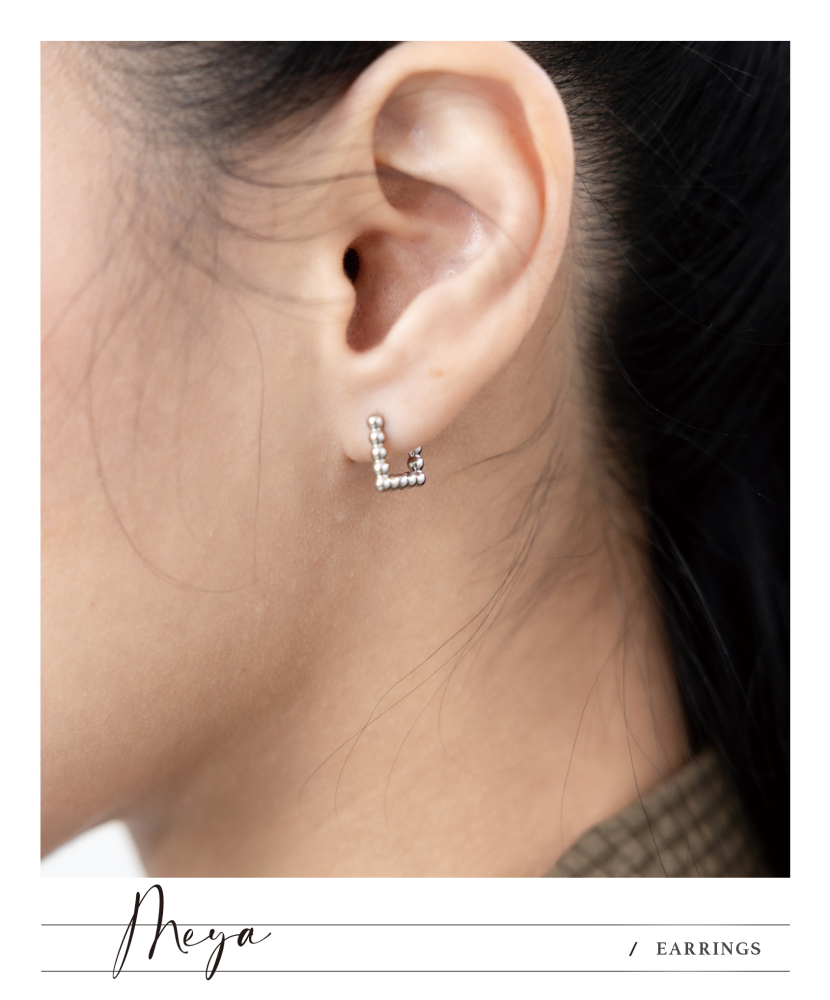 小圓珠拼成方形 耳環／銀色