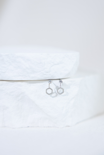 귀걸이 垂墜式小鋯石六邊形耳環 / 銀色