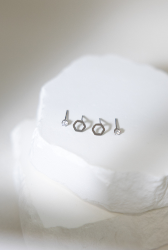 귀걸이  空心六邊形.小鋯石耳環 / 銀色